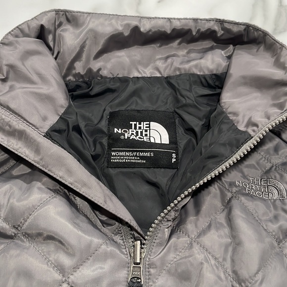 North Face Light Weight Jacket - Picture 3 of 4